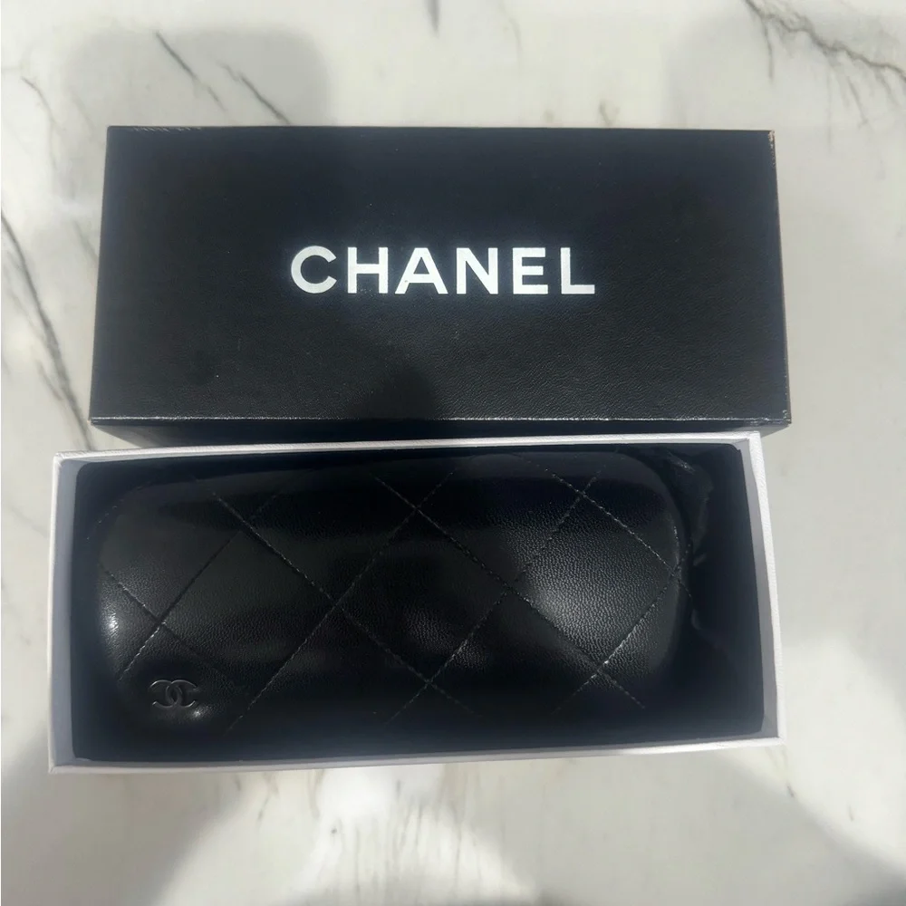 Chanel sunglasses, worn twice on our honeymoon 🙈 - Picture 2 of 8